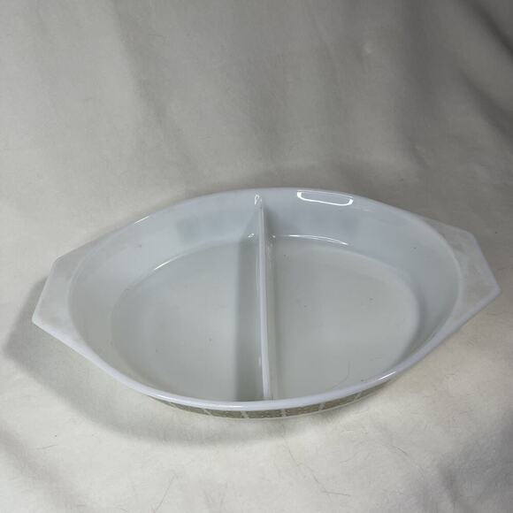 Pyrex 1.5qt Covered Divided Dish - Picture 2 of 3